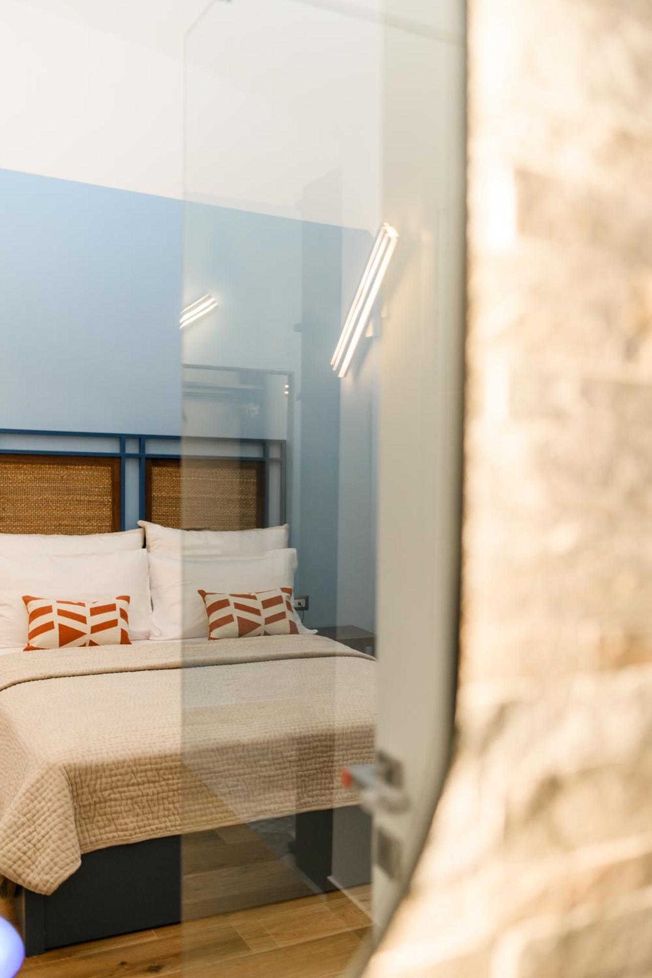 Nea Domus Santa Monica Apartment *